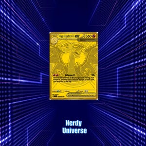 Puede incluir: Una tarjeta coleccionable Mega Charizard X de color dorado con el texto "Inferno X" y "360". La tarjeta presenta una ilustración detallada de Charizard y está sobre un fondo azul con el texto "Nerdy Universe".