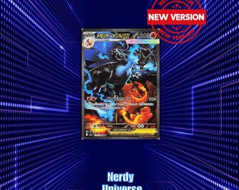 Puede incluir: Una carta coleccionable japonesa Mega Charizard X EX con 360 HP, que muestra un dragón negro con llamas azules, detalles de fuego rojo y texto en japonés. La carta presenta el texto NEW VERSION en un sello circular rojo arriba.