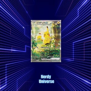 Op de afbeelding: Een Pokémon-verzamelkaart met Pikachu EX. De kaart toont een gele Pikachu-personage in een bosrijke omgeving. De kaart heeft Japanse tekst en staat tegen een blauwe achtergrond met de tekst "Nerdy Universe".