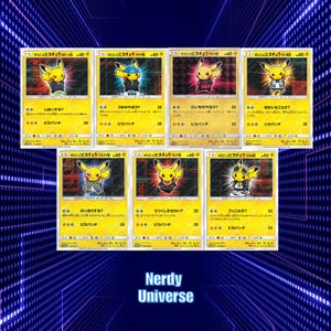 Puede incluir: Una colección de siete cartas coleccionables con personajes de Pikachu en varios atuendos y poses. Las cartas tienen un fondo amarillo con texto e ilustraciones japonesas. Las cartas se muestran sobre un fondo azul con el texto "Nerdy Universe".