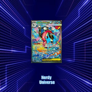 Könnte beinhalten: Eine Sammelkarte mit einer farbenfrohen Illustration einer Kreatur mit blauen, schwarzen und roten Akzenten. Die Karte hat japanischen Text und befindet sich vor einem blauen Hintergrund mit dem Text "Nerdy Universe".