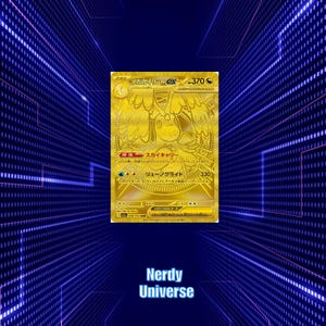 Puede incluir: Una carta coleccionable de color dorado con una ilustración central de una criatura similar a un dragón. La carta muestra el texto Mega Rayquaza EX, 370 HP y caracteres japoneses. El diseño incluye patrones metálicos y bordes complejos.