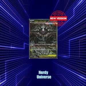 Puede incluir: Una carta coleccionable japonesa Mega Darkrai EX que muestra una criatura oscura y sombría con un centro blanco brillante, 230 HP y texto en japonés. Un sello circular rojo en la esquina superior derecha dice NEW VERSION. Fondo digital.