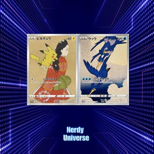 Op de afbeelding: Twee verzamelkaarten in Japanse kunststijl. De linkerkaart toont een gele Pikachu op de rug van een persoon, terwijl de rechterkaart drie blauwe vogels afbeeldt. Beide kaarten bevatten Japanse tekst, HP-waarden en energiesymbolen.