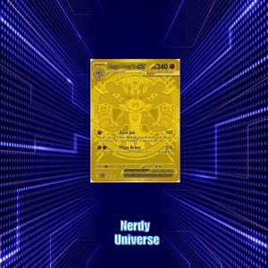 Könnte beinhalten: Eine goldfarbene Mega Lucario EX Sammelkarte mit 340 KP, die die Angriffe Aura Jab und Mega Brave zeigt. Die Karte weist detaillierte Gravuren des Charakters und Text auf. Unter der Karte sind die Wörter Nerdy Universe aufgedruckt.