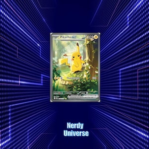 Peut inclure: Une carte à collectionner Pikachu ex représentant un personnage jaune dans une forêt avec 200 PV, l'attaque Thunderbolt et le texte Nerdy Universe affiché sous la carte sur un fond numérique bleu avec une grille de points lumineux.