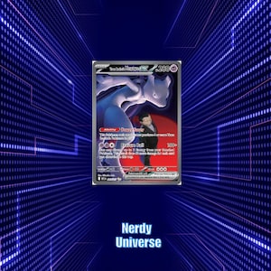 Puede incluir: Una carta coleccionable Team Rocket's Mewtwo ex con 280 HP, que presenta una ilustración de Mewtwo en color morado y un personaje con traje negro. La carta muestra la habilidad Power Saver, el ataque Erasure Ball y el texto Team Rocket's Mewtwo ex 089/159.