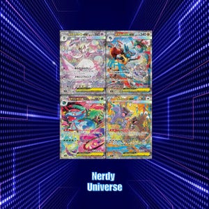 Può includere: Quattro carte collezionabili di Pokémon con illustrazioni colorate e testo giapponese. Le carte presentano vari personaggi e hanno diversi valori di PS. Lo sfondo è una sfumatura blu con il testo "Nerdy Universe".