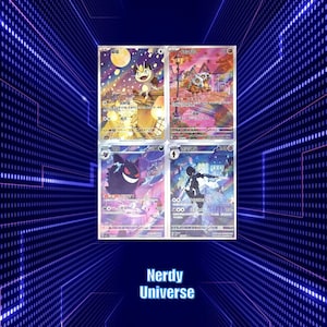 Op de afbeelding: Vier ruilkaarten met kleurrijke illustraties van stripfiguren. De kaarten hebben Japanse tekst en staan tegen een blauwe achtergrond met de tekst "Nerdy Universe".