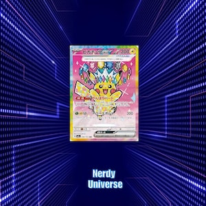 Peut inclure: Une carte à collectionner Pikachu ex représentant un personnage jaune portant une couronne de pierres précieuses colorées sur un fond rose. La carte affiche le texte Pikachu ex, 200 HP et des caractères japonais, avec une finition holographique.