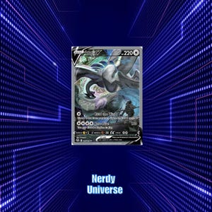 Könnte beinhalten: Eine Pokémon-Sammelkarte mit Lugia V, einer großen, geflügelten Kreatur in Grau- und Blautönen. Die Karte hat eine detaillierte Illustration von Lugia in einer dynamischen Pose, mit Text, der seine Fähigkeiten und Werte angibt. Der Hintergrund ist ein digitales Design.