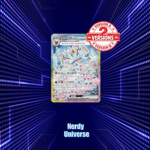 Puede incluir: Una carta coleccionable Sylveon EX con una ilustración colorida y detallada de la criatura rodeada de flores y cristales. La carta incluye texto en chino, estadísticas de juego y un sello circular rojo en la esquina superior derecha que dice 2 VERSIONS.