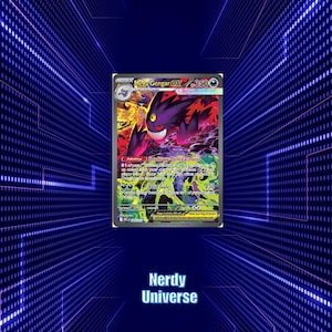 Puede incluir: Una carta coleccionable Mega Gengar EX que muestra una criatura morada similar a un fantasma con un ojo amarillo, rodeada de llamas moradas y naranjas. La carta muestra 350 HP, la habilidad Shadowy Concealment y el ataque Void Gale.