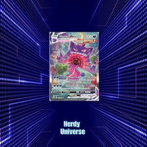 Puede incluir: Una carta Pokémon Gengar VMAX con un personaje Gengar púrpura, una explosión de energía roja y rosa, y el texto "Fear and Panic" y "G-Max Swallow Up". La carta tiene un fondo azul y blanco con el texto "Nerdy Universe".