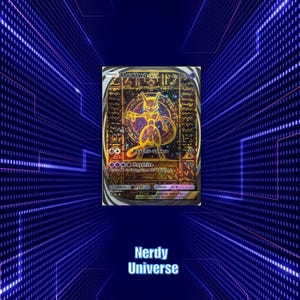 Puede incluir: Una carta coleccionable Pokémon Mewtwo ex dorada y morada. La carta presenta una ilustración detallada de Mewtwo en un diseño circular con los textos "Psychic Sphere" y "Paydrive". La carta está sobre un fondo azul con el texto "Nerdy Universe".