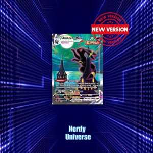 Può includere: Una carta collezionabile Umbreon VMAX che raffigura una grande creatura nera in piedi su un'alta torre sotto una luna piena. La carta mostra il testo Umbreon VMAX, 310 HP, Single Strike, Dark Signal e Max Darkness su uno sfondo verde vibrante.