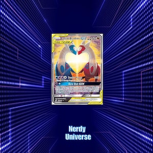 Puede incluir: Una carta coleccionable Latias & Latios GX Tag Team que muestra a las dos criaturas formando un corazón con sus cuellos sobre un fondo de atardecer. La carta indica 250 HP, el ataque Buster Purge y la habilidad Aero Unit GX.