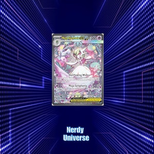 Puede incluir: Una carta coleccionable Mega Gardevoir EX con una ilustración holográfica del personaje con un vestido blanco y detalles en rosa. La carta muestra 360 HP, los ataques Deseos Desbordantes y Mega Sinfonía, y el texto Nerdy Universe debajo.