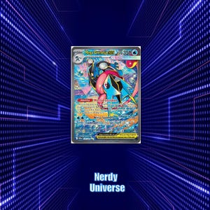 Puede incluir: Una carta coleccionable Mega Greninja GX que muestra una criatura ninja azul y negra con detalles en rosa, 350 HP y la habilidad Mortal Shuriken. La carta presenta ilustraciones detalladas, texto y estadísticas de juego sobre un fondo digital.
