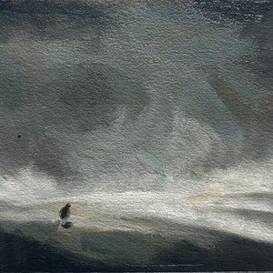 Könnte beinhalten: Ein Gemälde, das eine dunkle, stürmische Meereslandschaft mit einer einzelnen, kleinen Figur darstellt, die im Vordergrund am Strand steht.