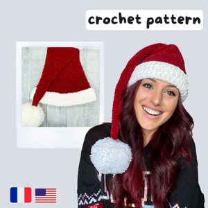 Puede incluir: Un patrón de crochet para un gorro de Papá Noel rojo y blanco con un pompón blanco. El gorro se muestra en una modelo con el pelo largo y rojo.