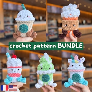 Può includere: Una collezione di cinque modelli all'uncinetto di bevande, ognuno con design unici. I modelli includono una bevanda al caffè, un latte speziato alla zucca, una bevanda con ciliegie, una bevanda verde e una bevanda a tema unicorno. Il testo "crochet pattern BUNDLE" è visibile.