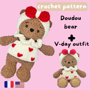 Puede incluir: Patrón de crochet para un oso Doudou con un atuendo de San Valentín. El patrón incluye instrucciones para un oso marrón con un vestido blanco y acentos de corazón rojo, y un gorro a juego rojo y blanco con un lazo. El patrón está disponible en francés e inglés.