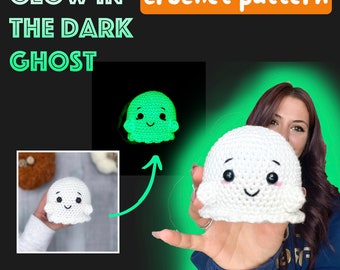 Puede incluir: Un patrón de crochet para un fantasma que brilla en la oscuridad. El patrón incluye instrucciones para hacer un fantasma de crochet blanco con una cara sonriente. El fantasma se muestra brillando en verde en la oscuridad.