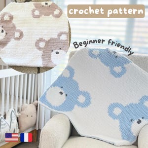 Puede incluir: Una manta de ganchillo blanca y azul con un patrón de osos. La manta se muestra en una silla. El texto "crochet pattern" y "Beginner friendly" son visibles en la imagen.