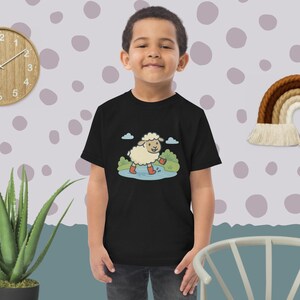 Camisa de oveja caprichosa con botas de lluvia – Linda camiseta de animales de dibujos animados – Camiseta con estampado de animales de granja para niños y amantes de los animales – Idea de regalo de estilo cottagecore