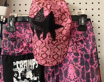 Sombrero de piel de cocodrilo rosa punk hecho a mano: declaración de moda única para una elegancia elegante