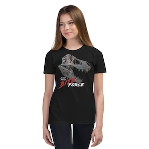 Może przedstawiać: Czarny t-shirt dla młodzieży z grafiką czaszki dinozaura i tekstem "8,000 POUND BITE FORCE".