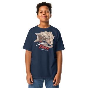 Może przedstawiać: Granatowa koszulka z ilustracją czaszki dinozaura i napisem "LIVING TANK" w kolorze białym i czerwonym. Wygodny, codzienny element garderoby.