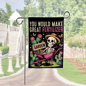 Bandera de jardín de Halloween con esqueleto divertido. Serías un excelente fertilizante. Bandera de jardín con un simpático humano. Bandera de jardín de Halloween con un jardinero espeluznante.