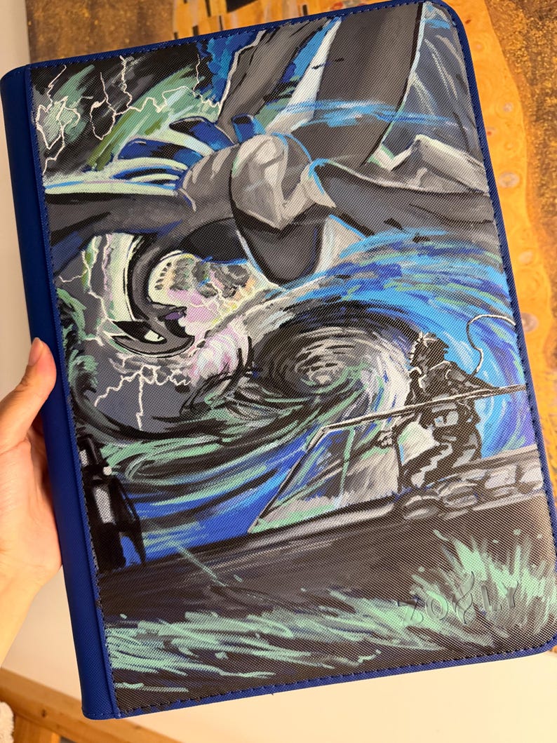K&ouml;nnte beinhalten: Eine rechteckige blaue Dokumentenmappe mit einer detaillierten Illustration einer gro&szlig;en, dunklen, gefl&uuml;gelten Kreatur, die &uuml;ber einem wirbelnden blau-wei&szlig;en Strudel schwebt. Das Bild zeigt Blitze und die Silhouette einer Figur auf einer Plattform.