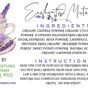 K&ouml;nnte beinhalten: Eine Aquarell-Illustration eines Lavendel-Lattes mit einem violetten und wei&szlig;en Strudel oben. Der Text lautet "Enchanted Mixtures" und listet die Zutaten und Anweisungen zur Zubereitung des Lattes auf. Der Text lautet auch "Crafted by Enchanted Mixtures Lavender Farm Newberg, OR 97132 www.enchantedmixtures.com"
