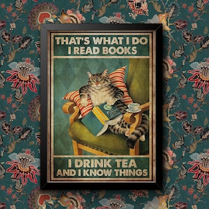 Könnte beinhalten: Ein Vintage-Poster mit einer Katze, die auf einem Stuhl sitzt, ein Buch liest und Tee trinkt. Der Text auf dem Poster lautet "That's what I do I read books I drink tea and I know things."