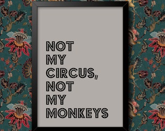 Könnte beinhalten: Ein gerahmter Druck mit dem Text "NOT MY CIRCUS, NOT MY MONKEYS" in Schwarz auf hellgrauem Hintergrund. Der Rahmen ist schwarz, und der Hintergrund ist ein dunkelgrünes Blumenmuster.