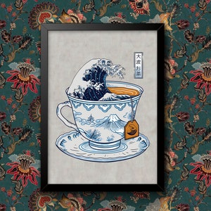 Pode incluir: Uma chávena de chá azul e branca com um desenho de onda e uma cena de montanha. A chávena de chá está cheia de chá e tem um saquinho de chá pendurado na borda. O texto "大波お茶" está escrito em japonês no lado direito da imagem.