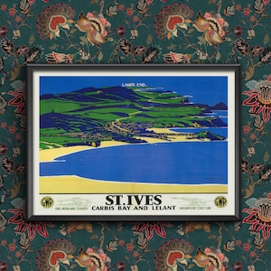 Może przedstawiać: Winietkowy plakat turystyczny reklamujący St. Ives, Carbis Bay i Lelant w Kornwalii, Anglia. Plakat przedstawia malowniczy widok wybrzeża z błękitnym oceanem, zielonymi wzgórzami i piaszczystą plażą. Tekst na plakacie brzmi "LAND'S END. ST. IVES CARBIS BAY AND LELANT FINE MOORLAND SCENERY MAGNIFICENT COAST LINE GWR".