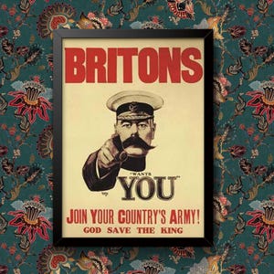 Puede incluir: Un cartel de reclutamiento de la Primera Guerra Mundial de época que muestra a un soldado con uniforme apuntando al espectador con el texto "Britons Wants You" y el mensaje "Join Your Country's Army! God Save The King."