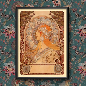 Può includere: Una stampa vintage in stile Art Nouveau che presenta una donna con i capelli fluenti e una corona di simboli zodiacali. La donna è circondata da un design circolare di segni e simboli zodiacali. La stampa è in tonalità oro, marrone e bianco.