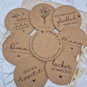 Könnte beinhalten: Sechs Korkuntersetzer mit verschiedenen Sprüchen auf Deutsch. Die Sprüche lauten: "Gutes Essen & Gute Laune", "Oma", "Gutes Appetit", "Kochend Macht Gluecklich", "Lecker Schmecker" und "Piep Piep Piep Wir Haben Uns Alle Lieb".