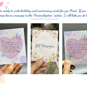 Puede incluir: Tres tarjetas escritas a mano con corazones rosas y clips de papel de colores. Las tarjetas tienen diferentes mensajes, que incluyen "Decid&iacute; ir con un tema de paz y tranquilidad para esta temporada navide&ntilde;a para ti." y "&iexcl;Feliz cumplea&ntilde;os n&uacute;mero 10, Crystal! Esperamos que esto se sume a tu magn&iacute;fica colecci&oacute;n de bons&aacute;is."