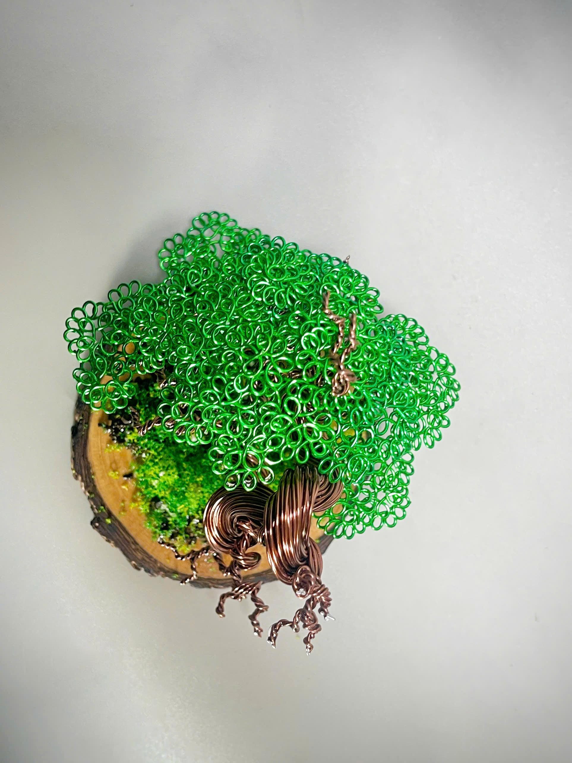 ユニークな松のベースを備えたワイヤー盆栽、盆栽、ワイヤーツリーの