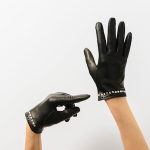 Crystal women&#39;s Italian hairsheep nappa leather glove with crystal details, pure silk lined