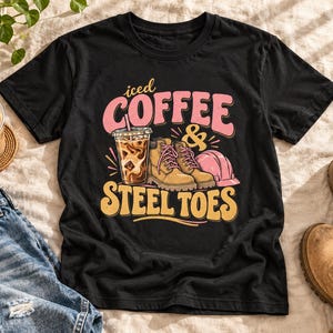 Camiseta con diseño de café helado y botas de acero, camiseta para mujeres en la construcción, regalo para amantes del café con casco rosa, camiseta con humor laboral para mujeres trabajadoras.
