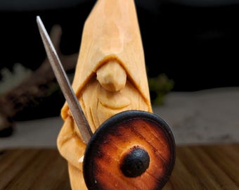 Wikinger Wichtel – Handgeschnitzter Holzgnom mit Schwert & Schild | Nummeriert , Signiert Nordische Volkskunst