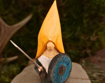 Viking Nisse – Handgeschnitzter und Bemalter Holz-Wichtel mit Schwert und Schild | Nummeriert & Signiert Skandinavische Volkskunst