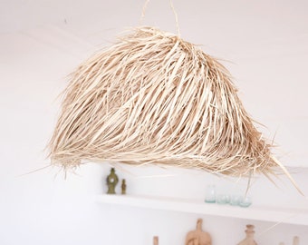 Bolhanger met franjes van geweven raffia, handgemaakt van natuurlijke palmvezels